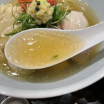 饗 くろ喜 - まずはスープですね。ひと口飲むと鶏です、鶏が空からフワッと舞い降りてきます。口の中に薄い油膜を張って透き通った鶏旨味が広がります。後味は、何処となく懐かしいホッとする感じ(●´ω｀●)