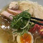 饗 くろ喜 - ネギ★★★☆☆
      シャキッとしたネギです。辛みが少しあるので、少量づつ絡めながら食べるのがオススメですね。