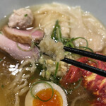 饗 くろ喜 - 茗荷★★☆☆☆
      夏を感じさせて、爽やかな感じを演出する茗荷ですが、この半分、イヤ1/3程度でよかったかな。割と存在感が強いので、量が多いとスープの味が変わってしまう。