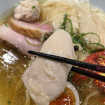 饗 くろ喜 - 鶏胸★★★☆☆
      しっとりと低温で調理された胸肉。胸肉は基本さっぱりしているので、この肉から食べれば(๑>◡<๑)
      噛み応えもギュッとしていて良い。