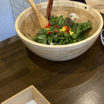 chufff cafe  - ガラスの器に入ったパプリカなどの野菜を加えて、混ぜ混ぜ…