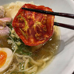 饗 くろ喜 - ドライトマト★★★★★
      色合いだけかなぁ❓っと思っていたが、意外な伏兵でした。
      酸味は、ほとんど無いのですが、麺やチャーシューを食べた後に、トマトを少し食べて、、、追いスープを飲む。こちらも初めて。