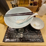 饗 くろ喜 - ごちそうさまでした。
      さすがに、スープまで完食ですε-(´∀｀; )
      美味かった。近くに寄ったら、再訪問確実‼️（行列にもよるが）
      次回は、違うメニューで楽しみたい(● ˃̶͈̀ロ˂̶͈́)੭ꠥ⁾⁾