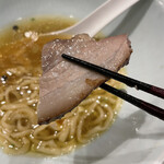 饗 くろ喜 - 肩ロース★★★★☆
      安定のチャーシューと言えば、肩ロース。こちらは「脂」控えめだが、噛み締めて味を楽しむタイプ。確かにホロホロのチャーシューはこのラーメンには合わないですね。