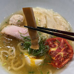 饗 くろ喜 - メンマ★★★★☆
      メンマは、2本入っています。結構大きいんです。
      甘味は、ありません。色を見れば分かりますよね。染み染みですが、溢れてくる程ではないのでしっかりと噛み締めよう。