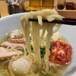 饗 くろ喜 - 麺は、手揉み麺にしました。では、こちらも_:(´ཀ`」 ∠):エッ‼️「もっちり」というか「プルン」とした独特な心地の麺です。※入口に置いてあった日清製粉「氷瀑」（北海道産の小麦）かな？