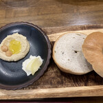chufff cafe  - お店で育てた天然酵母の手作りベーグル:ローズマリー風味のベーグル　スプレット(ひよこ豆のフムス)とサワークリームとグレープフルーツのコンフィ
