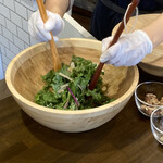chufff cafe  - ドレッシングを入れて混ぜる
