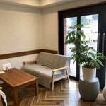 chufff cafe  - 窓際の席に移ってデザートを。ソファー席。