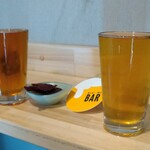 びあマ - 生ビール。右が志賀高原、左が雷電、そして真ん中がビーフジャーキー（ビールの量感をジャーキーに分けてあげたい…）