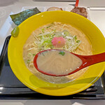 RA-MEN 3SO - 白濁したスープはクリーミーながらクドさは無く、テールスープっぽい旨味も有って、とても美味しいです