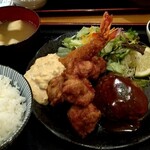 気まぐれ家 - 日替り定食A　(ヒレカツorカキフライorハンバーグから)ハンバーグ+唐揚げ+エビフライ