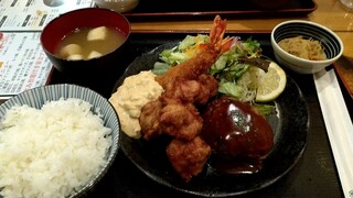 Kimagure Ya - 日替り定食A　(ヒレカツorカキフライorハンバーグから)ハンバーグ+唐揚げ+エビフライ