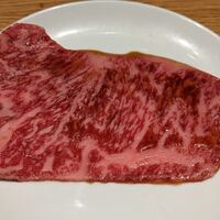 ビーフキッチン 渋谷店 - サーロインすき焼きセットのサーロインのアップ(コース料理 ビーフキッチンコース)