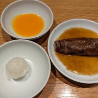 ビーフキッチン 渋谷店 - サーロインすき焼きセットのお肉にご飯を包む前(コース料理 ビーフキッチンコース)