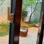 東京 土山人 - 席から見える中庭