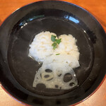 京料理 阿うん - 懐石コース１０６００円。牡丹鱧と新れんこんの椀。凄ーく淡い味付けですが、お出汁が素晴らしかったです♩ 鱧の迫力は今ひとつでしたが、とても美味しくいただきました（╹◡╹）