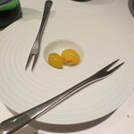 フロリレージュ - 皿から脱走したぎんなんがなぜか二個になって戻ってきました。