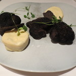 フロリレージュ - デザートはホワイトチョコレートでコーティングされたサバランがトリュフと共に。