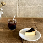 ミーティングハウス - バスクチーズケーキ と アイスコーヒー