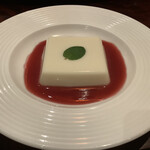 萬珍樓 - 杏仁豆腐の山桃シロップ