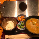牛とろ焼きしゃぶ専門店 十二松六左衛門 - 前菜⁉︎少なめのご飯と美味しいキムチ、こってり美味しいお味噌汁。