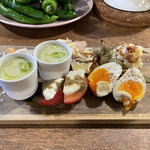 食堂ニーナ - 定番の燻製前菜盛合せ