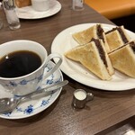 喫茶リッチ - 小倉トーストセット…税込1155円（写っているコーヒーは「小倉トーストセット」に付くコーヒーではなく「アメリカンコーヒー」）