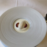 パトゥ - ココナッツのアイス　さくらんぼは山形のもの身がしっかりしてます。引き締まって美味しい