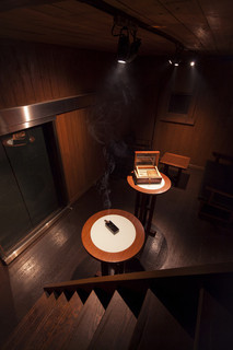 Mitaki Sou - 往時の蔵をリノベートしたシガールーム。