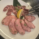 黒毛和牛焼肉 友 - 