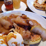 ジュミズカフェ - まるごと焼きりんごのパンケーキ７８０円（１日限定５食）