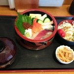 すし処 きた八 - ランチの「海鮮ちらし丼」950円※サラダ、小鉢、お椀付き。