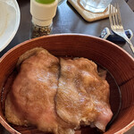 カンティ カンティ 伊豆大室高原店 - ローストビーフ丼のハーフ。わっぱに入った萌える丼。