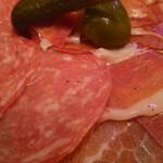 ニュージャック - 深い味わいの生ハムとサラミ