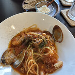 カンティ カンティ 伊豆大室高原店 - ハーフ&ハーフでチョイスしたペスカトーレ。ハーフ量からアサリの大きさが分かると思います。