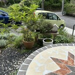 カンティ カンティ - 大きくはないテラス席ですが、お庭にもご夫婦の愛が。