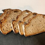 麦秋至 - 全粒粉のパン　ぎゅっとつまって噛むほどにうまみ。