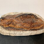 麦秋至 - 全粒粉のパン　この焦げた部分でも噛み締めるとじわっと旨味が。