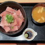 Misaki Ichiba - まぐろたっぷり丼・わかめと油揚げの味噌汁