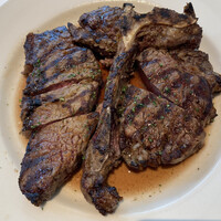 Morton's The Steakhouse 丸の内 - PRIME PORTERHOUSE 24oz(680g)  ヒレとサーロインの両方が楽しめる、2人でシェア