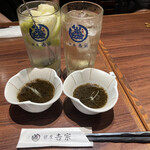 銀座 吉宗 - 吉宗レモンサワー550円、吉宗ハイボール520円、レモン丸ごと1個入ってておかわりサワー300円でレモンを最後まで搾り尽くせる。お通しもずく300円