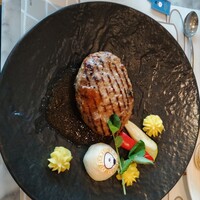 グリロジー バー＆グリル - メインのハンバーグステーキです。盛り付けがオシャレ&可愛らしい。