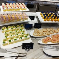 グリロジー バー＆グリル - 豊富なデザートの数々。左上から時計回りに、ショートケーキ、マンゴータルト、うさまるの形のマカロン、うさこの形のマカロン、フルーツケーキ、いちごクリームのケーキ。