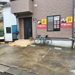 ラーショ とんちゃん - 店の脇の駐車場2台分