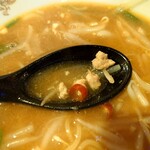 中華料理 シンシン - ミンチは薬品っぽい味わいがする
            大陸系独特ななんちゃってミンチが載ってた。
            
            スープにもよく味わうと、
            その薬品っぽい味わいが乗っちゃってるからねえ。
            
            これは凄く勿体ない❕