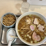 永福町 大勝軒 - お水は無くなりそうになるとすぐに注いでくれる。