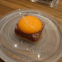 東京焼肉いのうえ 銀座店 - 瞬間燻製ユッケ