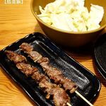 鳥貴族 - 「キャベツ盛」（360円）と「砂ずり（砂肝）」（360円）