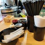 牡蠣だし麺屋 汐ノ音 - 卓上の調味料等